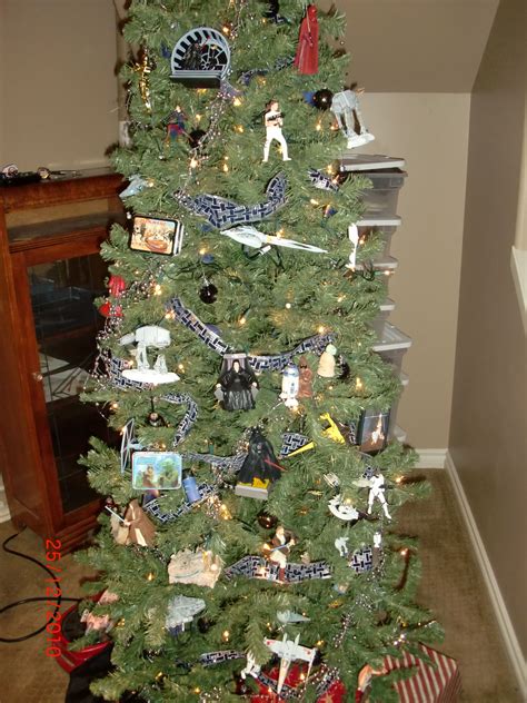 Fans of star wars will love this droid themed christmas tree! Cale's Star Wars tree | Star wars christmas tree, Star wars christmas, Christmas tree themes