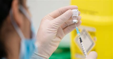 Le plan de vaccination suisse est élaboré par des experts indépendants (commission fédérale pour les vaccinations, cfv), en collaboration avec l'office fédéral de la santé publique (ofsp). La vaccination contre le Covid-19 sera gratuite pour la ...