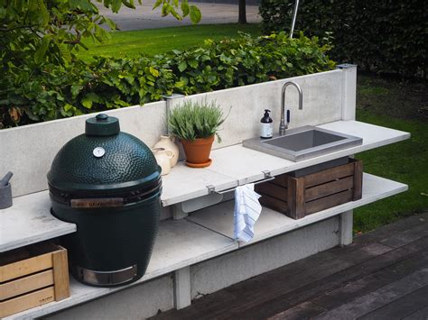 Big green eggs are popular and full disclosure: WWOO outdoor kitchen light grey with the Big Green Egg ...