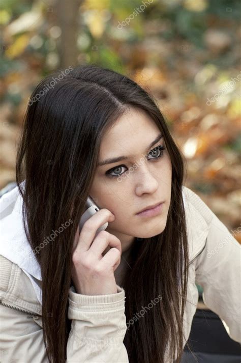 linda menina adolescente falando no celular — fotografias de stock © alexis84 8563476
