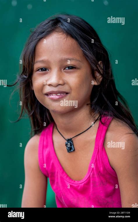 une jeune fille philippine pose et sourit pour mon appareil photo dans la vieille ville