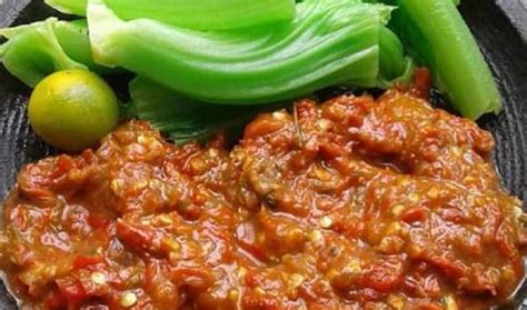Rebus cabe dan tomat sampai matang kemudian haluskan bersama terasi dan garam. 3 Resep dan Cara Membuat Sambal Terasi Dijamin Bikin Nagih