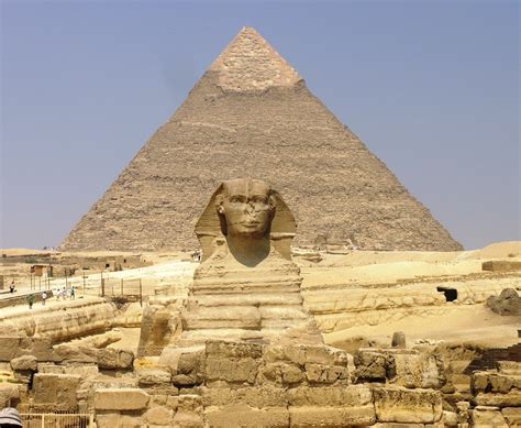 where is the great pyramid of giza located
