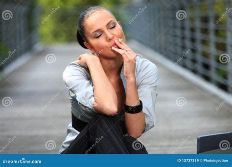 Rokende Vrouw Roker Stock Afbeelding Image Of Sigaret 13737319