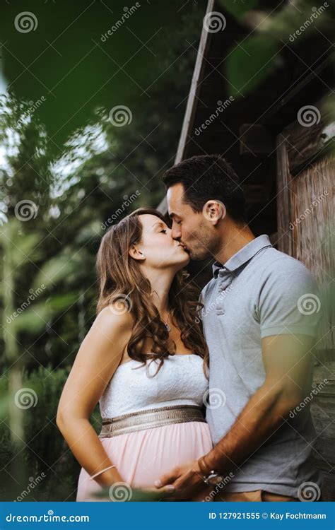 maken kysser hans gravida fru fotografering för bildbyråer bild av etnicitet t 127921555