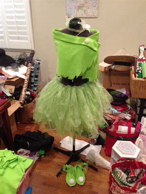 Inspiration, alle accessoires und eine schminkanleitung, mit der du dein peter pan tinkerbell kostüm selber machen kannst. DIY Tinkerbell Kostüm - #DIY #Kostüm #Tinkerbell in 2020 ...