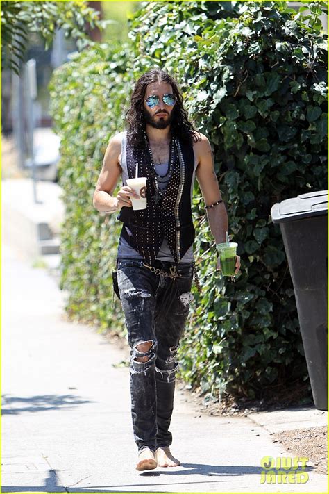 russell brand barefoot walk photo 2697297 russell brand photos just jared celebrity news