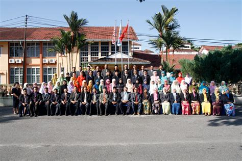 General paper tuition logo academic degree graduation. Sultan Ismail College: November 2010