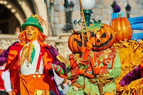 Spooktacular Reasons To Visit Disneyland Paris This Halloween Picniq