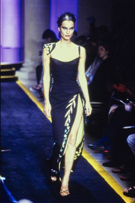 Atelier Versace Fall 1997 Couture Fashion Show En 2020