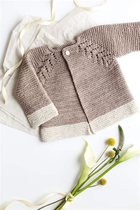 70 x 70 stiche frau scheer und frau kandzi von der werkstatt für historische mustertücher haben speziell für die entdeckerpäckchen von au ver à soie kleine muster entworfen. Lovely Knit Top Down Cardigan Baby Sweater | Sueter para ...
