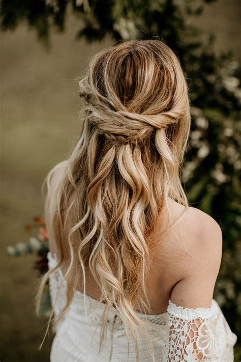 Gorgeous wedding hairstyles with dutch & three strand braids. Beautiful Bridal Half Up Half Down Wedding Hair Inspiration
