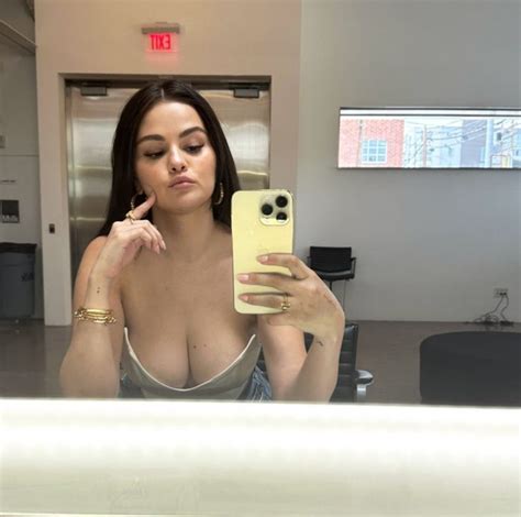 Selena Gomez Shares Another Killer Mirror Selfie Looks Fantastic In Latest Instagram Story Update