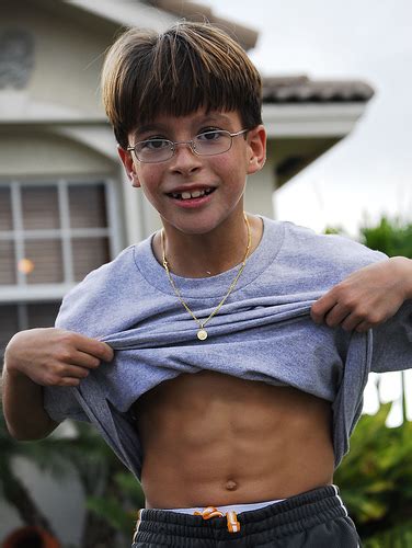 This is because kids have faster metabolisms, which means that their bodies burn calories and fat faster, allowing their abdominal muscles to show through. MySixPack: กรกฎาคม 2012
