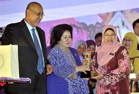 That aesthetic doctors comparing her younger and older pictures, rosmah likely had a surgical nose implant, or rhinoplasty. YPC honours Rosmah with exemplary award for her role in ...