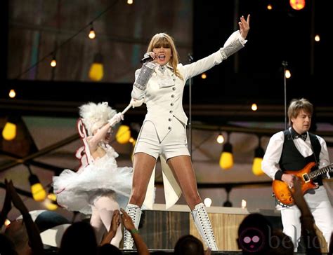 taylor swift durante su actuación en los grammy 2013 ceremonia y premiados de los grammy 2013