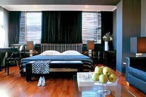 Makedonia palace is located on thermaikos gulf, while the white tower is approximately 1,000 yards away. Makedonia Palace - Thessaloniki