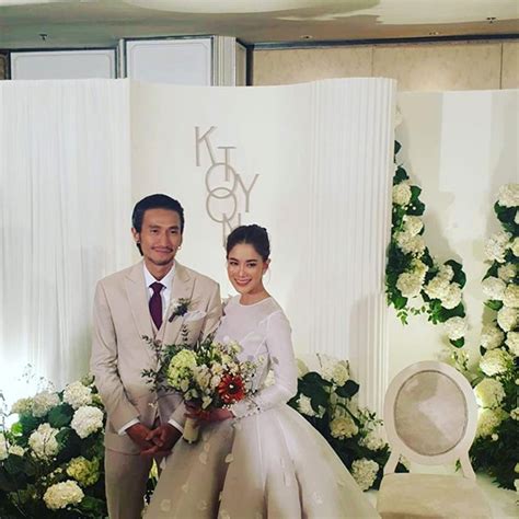 นอกจากนี้ ก้อย รัชวิน ยังได้โพสต์คลิปโมเมนต์ที่โผเข้ากอดพี่เบิร์ด พร้อมเล่าว่า ฮืออออออออออ ความตื่นเต้น ความทำอะไรไม่ถูก แล้วก้อยไปจับ. ครึกครื้น "ตูน" แต่ง "ก้อย" ร้องคาถาบูชาเมีย เต้นมูนวอล์ก ...