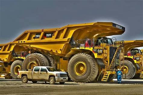 Cat 979 Big Dump Truck It Takes Four Flatbed Semis To Transport This