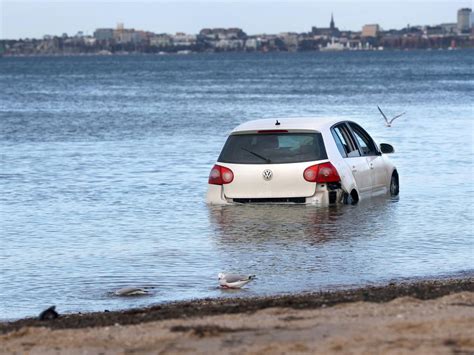 North Shore: car ditched in Corio Bay | Herald Sun