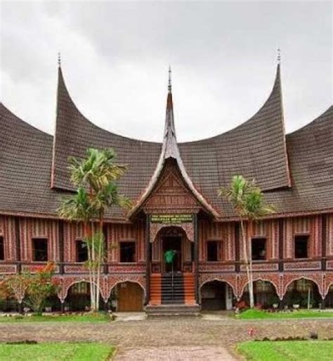 5 Keunikan Rumah Adat Lamin Khas Kalimantan Timur Pergiyuk