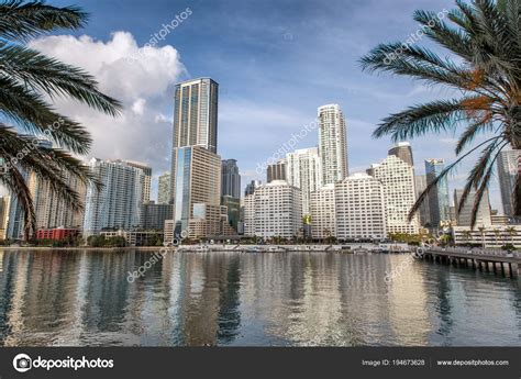 Descargue la cartera de edificios en miami fotos de stock en la mejor agencia de fotografía de stock con millones de fotos, imágenes, ilustraciones y vectores de alta calidad sin royalties a precios. Centro Miami Skyline Edificios Reflexiones Brickell Key ...