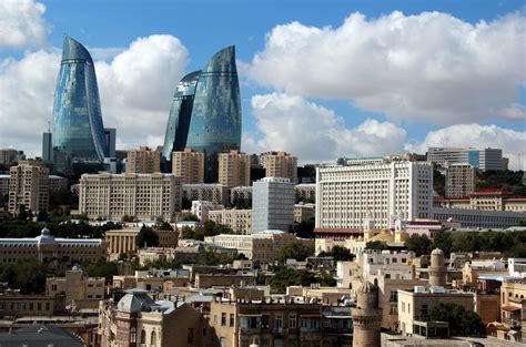 Baku is on the coast of the caspian sea on the southern tip of the absheron peninsula. Azerbejdżan, Baku, Miasto