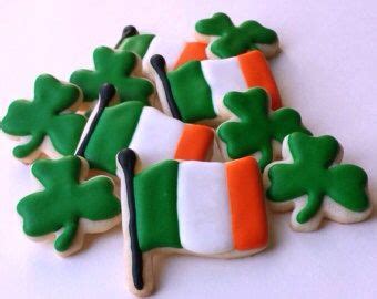 We offer various expressions and variations of the flag of ireland. Shamrock and irish flag cookies. | Irish cookies, Shamrock ...