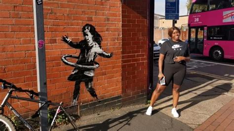 La Nena Jugando Hula Hula Nueva Obra De Banksy