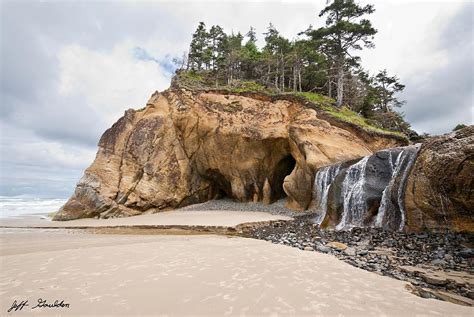 Waterfall Flowing Into The Pacific Ocean In 2020 State Parks Oregon
