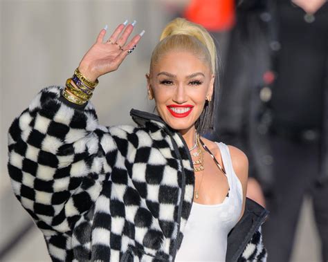 Gwen Stefani Swears By Overdrawing Lips For Perfect Pout