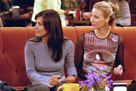 Friends Reunion Courteney Cox And Lisa Kudrow Reunited In Central Perk