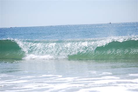 Filesmall Waves At Misquamicut Beach Ri Wikimedia Commons