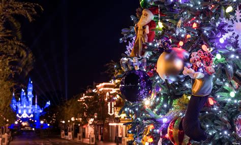 Holidays at the Disneyland Resort | Disneyland holidays, Disneyland christmas, Disneyland resort