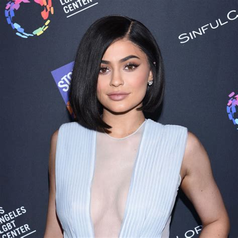 Heres What Kylie Jenner Looks Like With Her New Platinum Hair