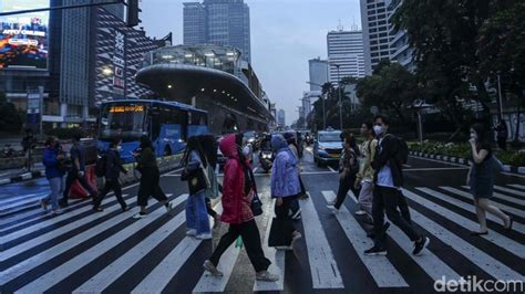 Jam Kerja Kantoran Di Jakarta Dibagi Dua Sesi Setuju
