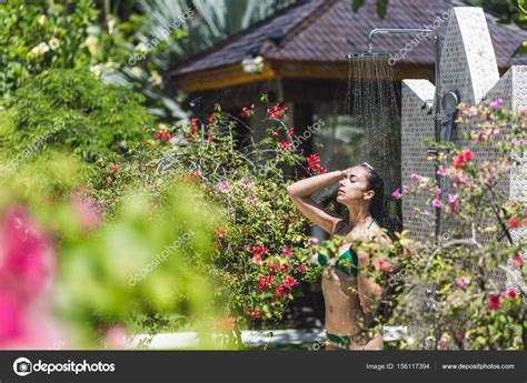 Mulher Tomando Banho No Jardim Tropical Fotos Imagens De Olegbreslavtsev