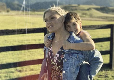Willow sage hart family, childhood, life achievements, facts, wiki and bio of 2017. P!nk & Daughter Willow Sage Hart Share Uplifting "Cover Me ...