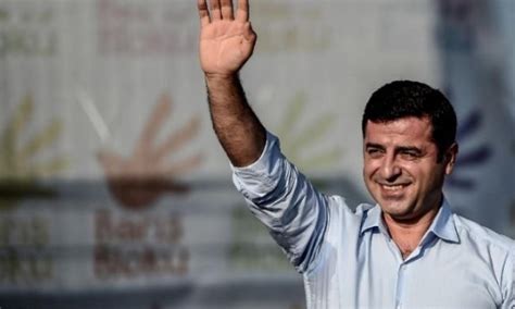 Kaç yıldır siyasetin içinde olan demirtaş ne oldu da bir anda cezaevine girecek bir insan olup çıktı. Demirtaş: Hapiste 'yattığımız' yalan dışarıdakinden çok ...