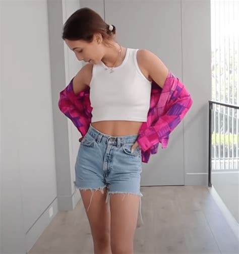 Emma Chamberlains Style Advice Favorite Outfits Summer 2021