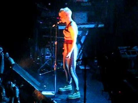 Robyn Sings Dancing On My Own At Metro In Chicago Nov Youtube