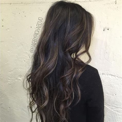 There is a dark base and the toffee highlights really lighten up the whole style. Pin de Erica Webster en Hair. | Luces en cabello castaño ...
