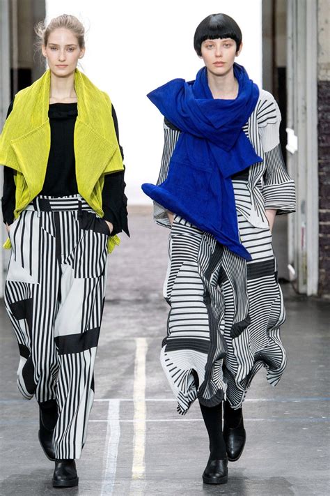 Issey miyake unveiled fall winter 2019.20 collection, on friday, march 1st, during the recently wrapped issey miyake. Issey Miyake Fall 2019 Ready-to-Wear Fashion Show en 2020 ...