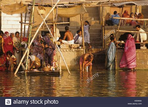 Fluss Ganges Wasser Beim Baden Ghats Fotos Und Bildmaterial In Hoher Auflösung Alamy