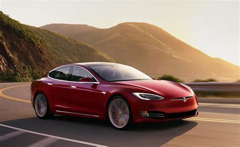 (رسمياً شركة تسلا موتورز tesla motors, inc.) هي شركة مركبات كهربائية و طاقة نظيفة أمريكية مقرها في پالو ألتو ، كالِفورنيا. تسلا تنتج 2020 سيارة أسبوعيا