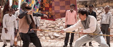 Aksiyon, serüven ve komedi türündeki film, buz dağlarında antik dönemden kalan hazineyi ele geçirmek için birbirleriyle çekişme halinde olan iki değişik grubun maceralarını ele alıyor. Kung Fu Yoga movie review & film summary (2017) | Roger Ebert