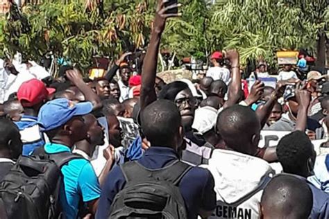 Jovens Manifestar Se Em Benguela E Exigem Demissão Do Governador Angola24horas Portal De