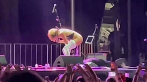 Popular US Singer Pulls Down Her Pants Live On Stage And Urinates On A