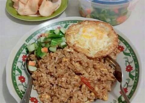 Tampilannya yang cukup sederhana dan kelihatan jadul, namun rasanya sangat gurih dengan campuran ikan teri. Resep Nasi goreng kampung sederhana oleh Ang Anita Setiawati - Cookpad