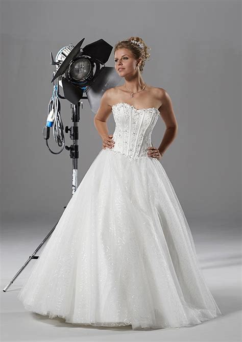 Buy cheap wedding dresses online at lightinthebox.com today! Budget brides, listen up! Here are 10 wedding dresses ...